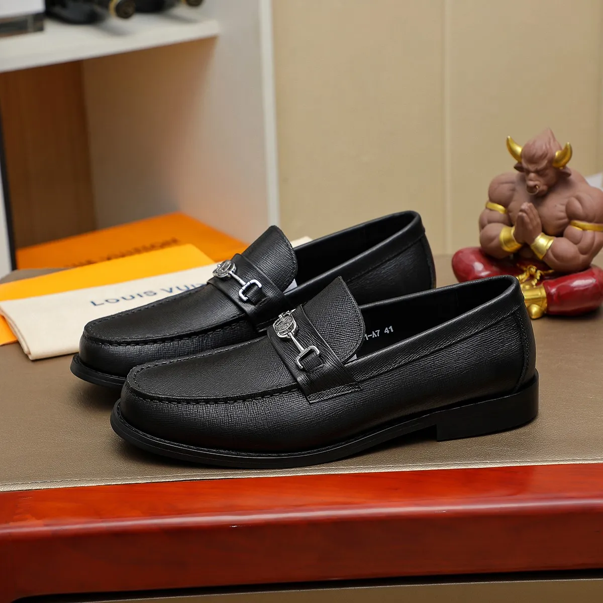 Men's shoes 460 💰 Louis Vuitton LV ® 🆕 model 🔛 full shoe counter, first layer cowhide, 🐂leather lining casual shoes for men, super soft outsole, a must-have for driving. Synchronized with the counter, original first layer cowhide, completely 1:1 mold customization 🌹 top version, color optional! Number: 38-44 (45.46 customized)